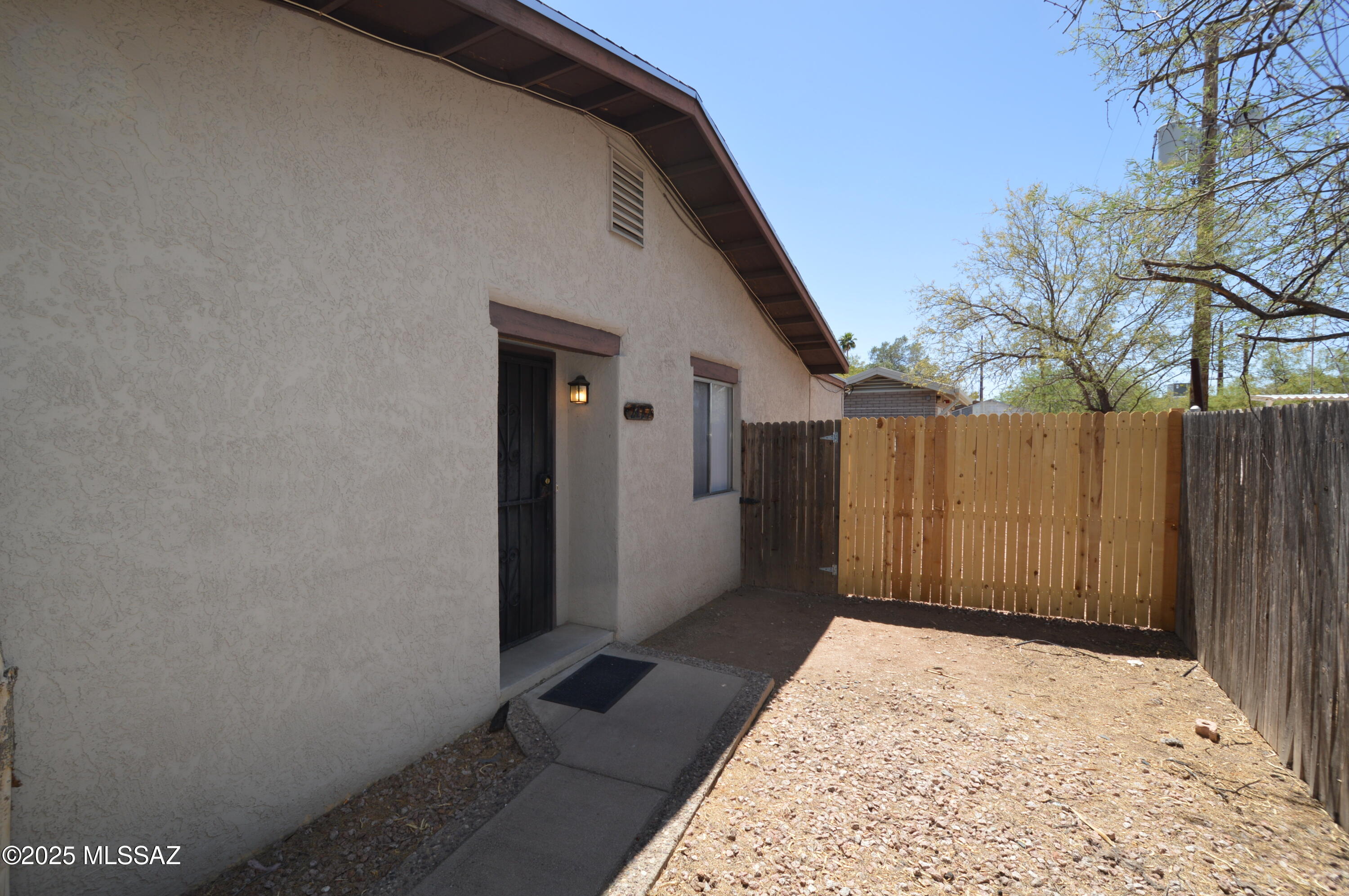 HUGE central triplex. Central AC, lots of tile, modern and open. Over 900 sq ft! Privately fenced yards. Laundry hook-ups. Spacious, bright and cheerful. Terrific location with great access to shopping, schools and buslines. Rarely vacant, so call today!