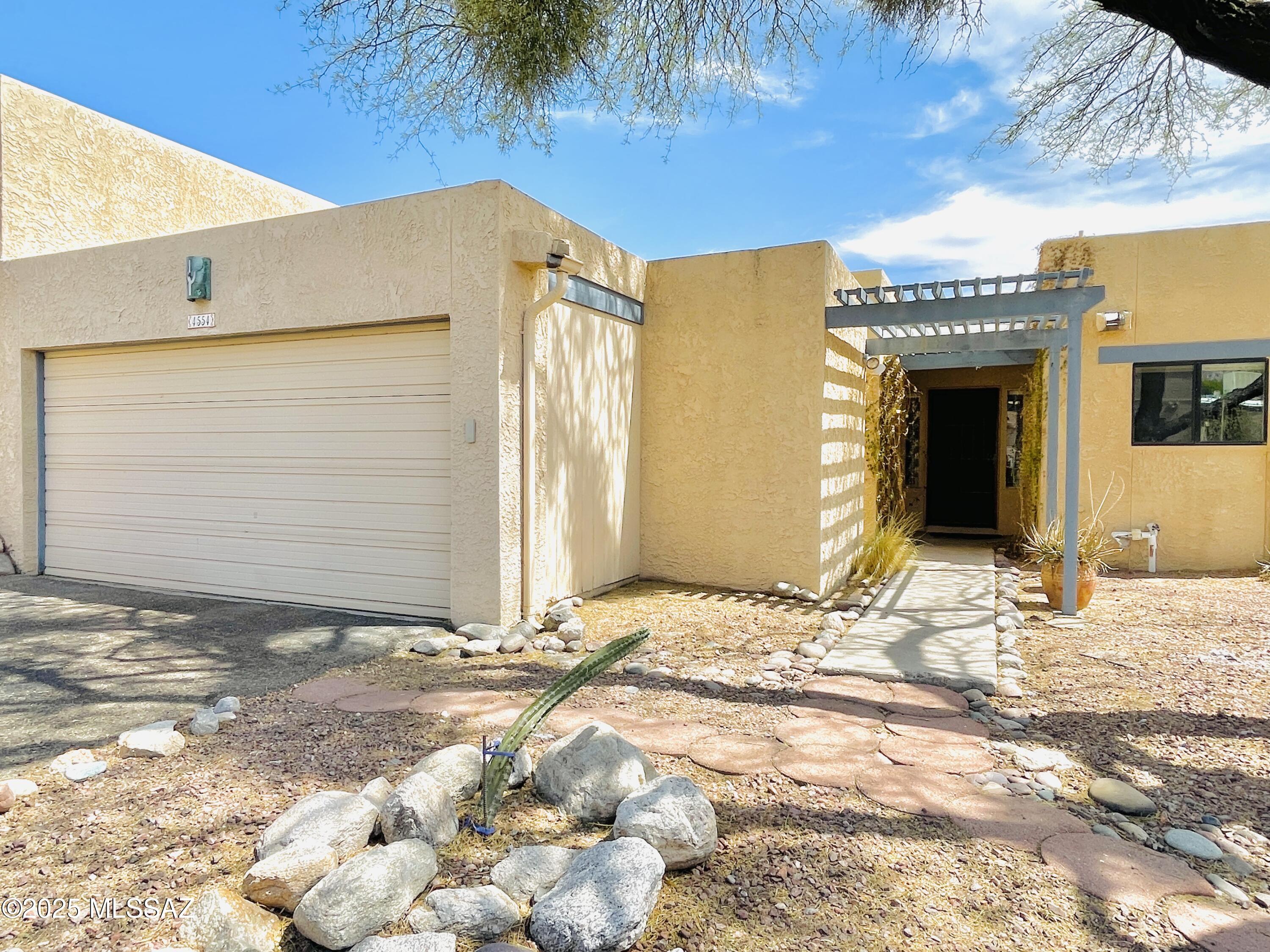 Charming 2bdr/2ba w/Den Townhome in Catalina Foothills!
Living room w/Beehive fireplace and light tile floorings overlook the back patio.
WATER IS INCLUDED IN THE RENT!